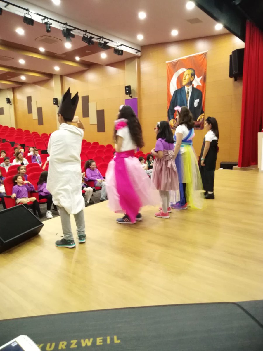 Dünya Sanat Günü "Sanatımın Kıyafeti" etkinliğini Uğurlu öğrencilerimiz velileriyle özgün kıyafetler tasarlayarak Türkiye genelinde gerçekleştirdiler. <a href="/EnverYucel/">EnverYucel</a> <a href="/nevzatkulaber/">Nevzat Kulaberoğlu</a> <a href="/nilcicek/">Nil Çiçek</a> <a href="/MuzeyyenBedel/">MüzeyyenBedelYalçın</a> <a href="/UgurOkullari/">Uğur Okulları</a> @callikampusu @halkalikampus @TAYFUNAKSU1