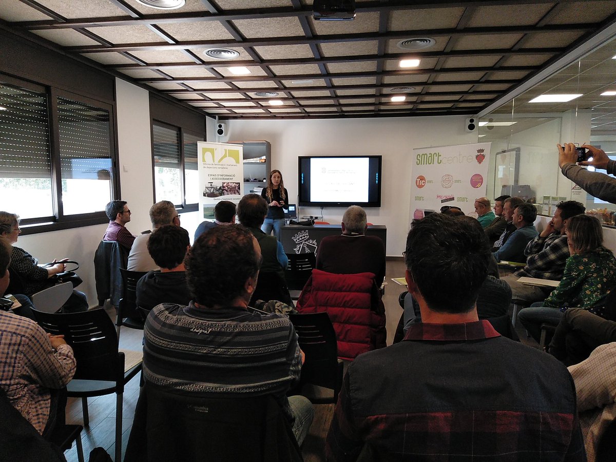 oficinaregant's tweet photo. Avui l'Oficina del Regant ha participat en la Jornada tècnica organitzada per l'Oficina de fertilització i l'ACA a Santa Bàrbara @oficinaregant @aigua_cat @ruralcat @agricultura @irta #safsampling https://t.co/FOZzM19oXV