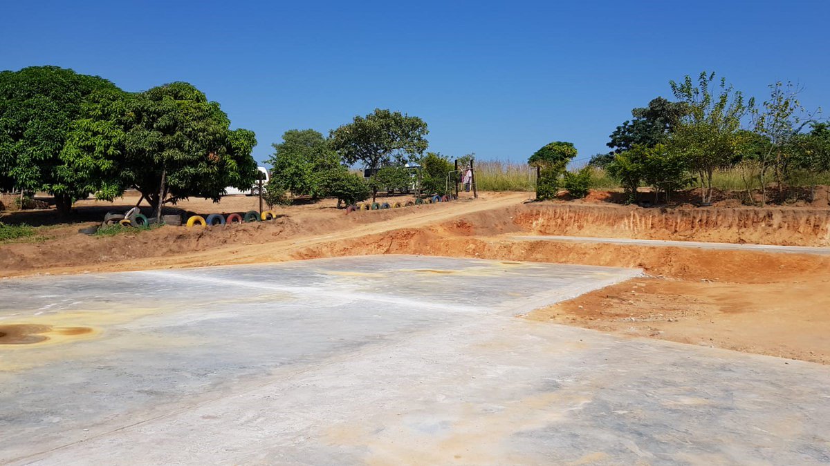 PriceandMyers's tweet photo. #EngineerTakeover
Here's our site, with a challenging slope to it. Once the site is set up, we'll be setting out gridlines and then casting concrete plinths and fixing baseplates. It's a dry and warm day - 35 degrees… Let's go @EdAfrique1KEA @UniOfNottingham!
@LoisPlaistow https://t.co/Ag6NbeKnm6