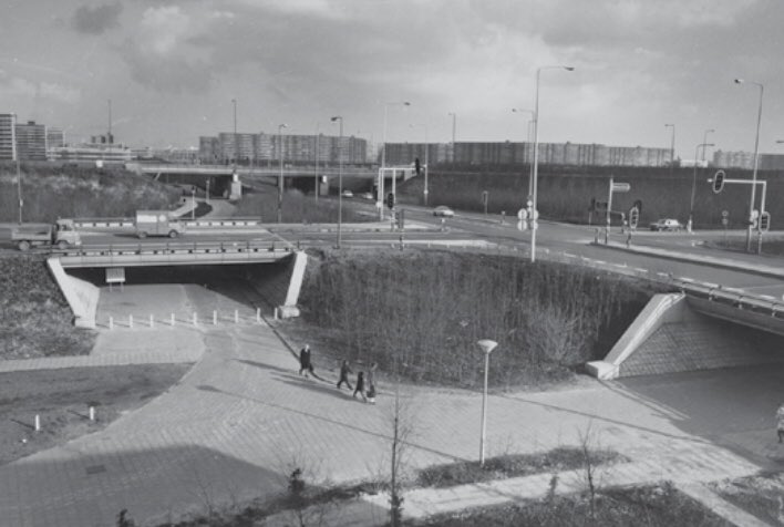 MJ_Hoekstra's tweet photo. Vanmiddag spreek ik om 15.00 uur op het congres @Living_Mobility in @De_Zwijger over hoe ons mobiliteitsgedrag historisch veranderde en het ontwerp van onze leefomgeving daarin meebewoog. Maar het omgekeerde gebeurde ook... https://t.co/9KBfhtwMLA