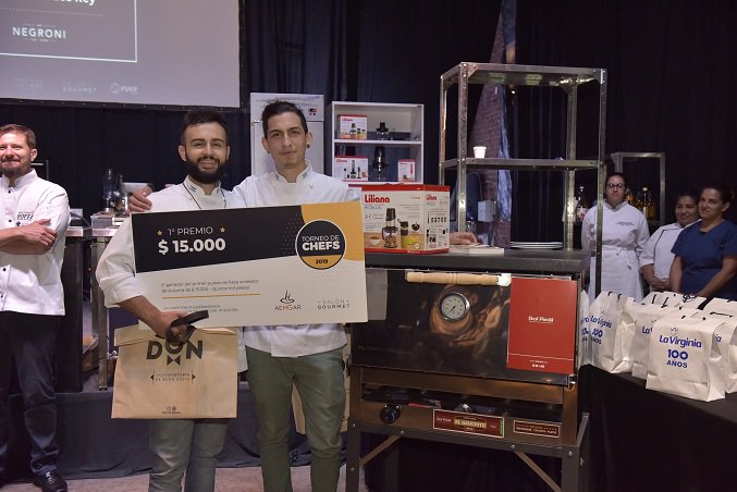apurainfo's tweet photo. El Torneo de #Chefs2019 organizado por @AEHGAR fue todo un éxito
👨‍🍳👩‍🍳La competencia reunió a 26 cocineros y chefs de 14 establecimientos y emprendimientos gastronómicos rosarinos.
👉Todos los detalles en https://t.co/f05jHZyUDD https://t.co/K7R0d1uevC