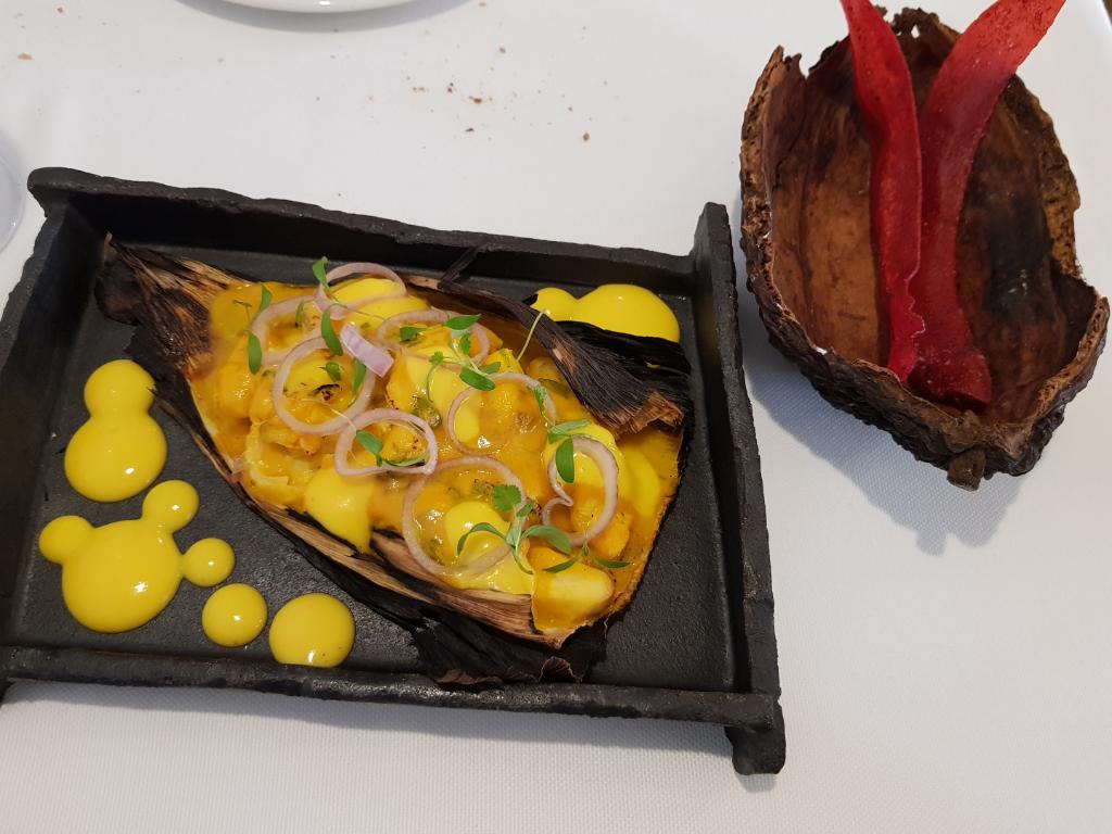 Panquita, ceviche a la parrilla, ají amarillo, piel de naranja, chiche de jora y chifles… ¡ni más ni menos! En <a href="/tiraditomadrid/">Tiradito & Pisco bar</a>, a un paso del Centro Cultural Conde Duque, los sabores y el buen hacer de la cocina peruana. #PlatoMichelin #GuiaMichelin #Madrid