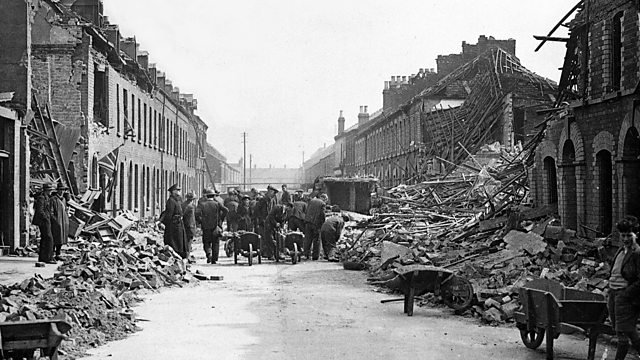  #Otd 1941: 2nd night of Belfast Blitz continued into 16th. >56,000 homes were damaged leaving almost 1/4 population homeless! Fire crews from S of border stayed for up to 3 days to help. 15-16th was worst night. Apart from London, greatest loss of life in UK in  #Belfast Blitz.