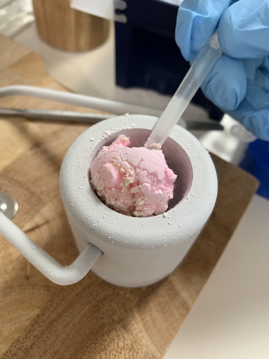ProfAllieG's tweet photo. Had a fun &amp; productive afternoon in the lab with @CIMA_Ageing MRes student Favour extracting RNA from human bone samples! #PIintheLab #ProfintheLab #rna #bones #seemyscience #scienceisfun 1/2 https://t.co/XygY6KyfBw