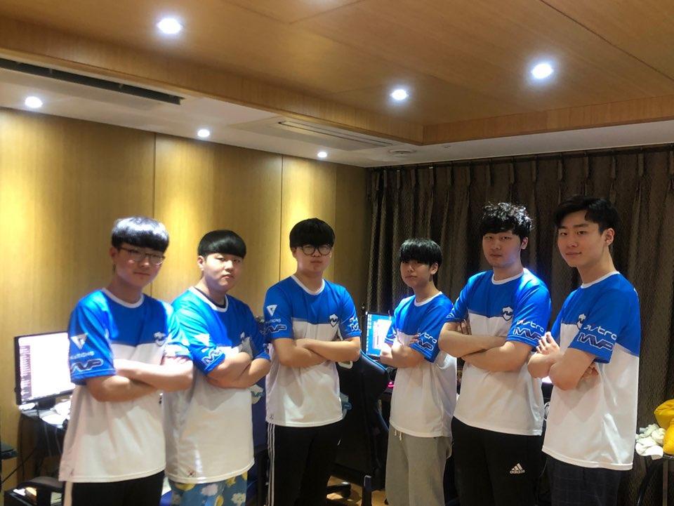 MVP_GG's tweet photo. 곧이어 @MVP_GG 오버워치 팀이 @GeekstarEclipse와 대결합니다! 오늘은 꼭 승리할 수 있도록 많은 응원 부탁드립니다!
응원하러 가기 ☞https://t.co/6HVEbuciw0
#MVPWIN #MVPOW #MVP화이팅 #오버워치컨텐더스코리아 #OVERWATCH #contenderskorea #오버워치 #eSports https://t.co/H8Lz43sfOM