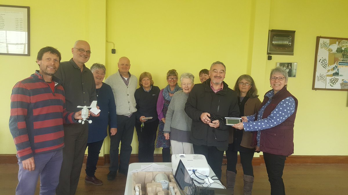 PLANED_Cymru's tweet photo. Clonc cyfrifiadurol ym Mrynberian heddiwgyda John o brosiect Datris heddiw. 
Sgwrsio am ffotograffiaeth ddigidol, gorsafoedd tywydd a phob peth digidol. Diolch i bawb a ddaeth draw
#TimPLANED, #DATRIS, https://t.co/aI2kEz4TqQ