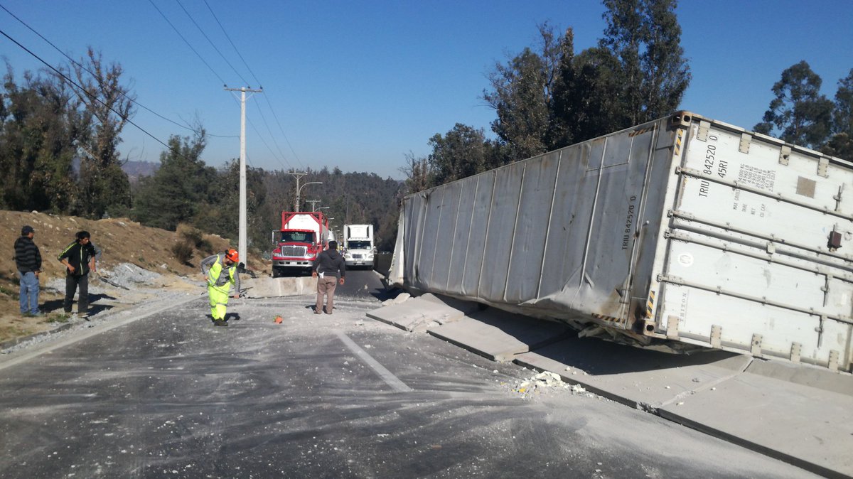 PCivil_informa's tweet photo. Unidades de @bomberosvina ,@SAMU_SSVQ @Carabdechile #ProteccionCivilViña trabajan en volcamiento de camión en rotonda El Trébol dirección túnel Jardín Botánico al momento transito se encuentra regulado ambos sentidos a la espera de trabajos de retiro del vehículo mayor https://t.co/A1qd9nOl2S