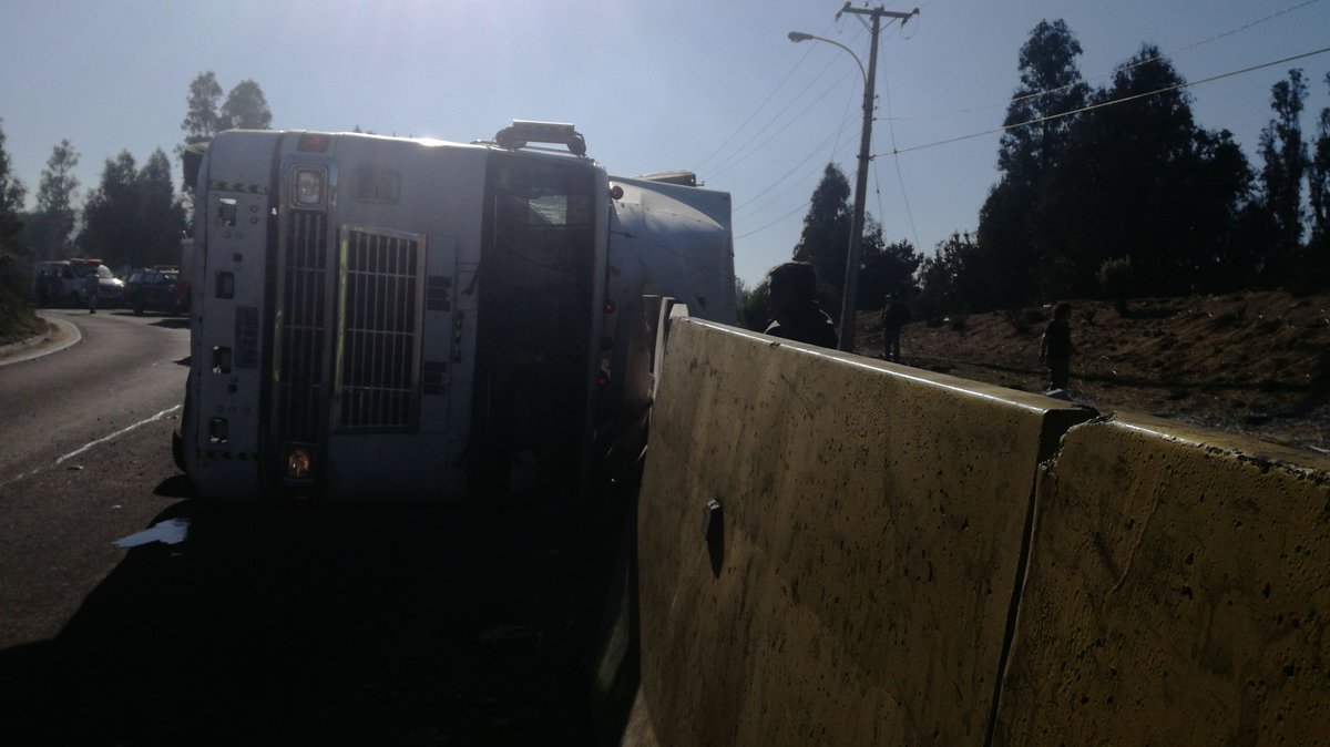 PCivil_informa's tweet photo. Unidades de @bomberosvina ,@SAMU_SSVQ @Carabdechile #ProteccionCivilViña trabajan en volcamiento de camión en rotonda El Trébol dirección túnel Jardín Botánico al momento transito se encuentra regulado ambos sentidos a la espera de trabajos de retiro del vehículo mayor https://t.co/A1qd9nOl2S