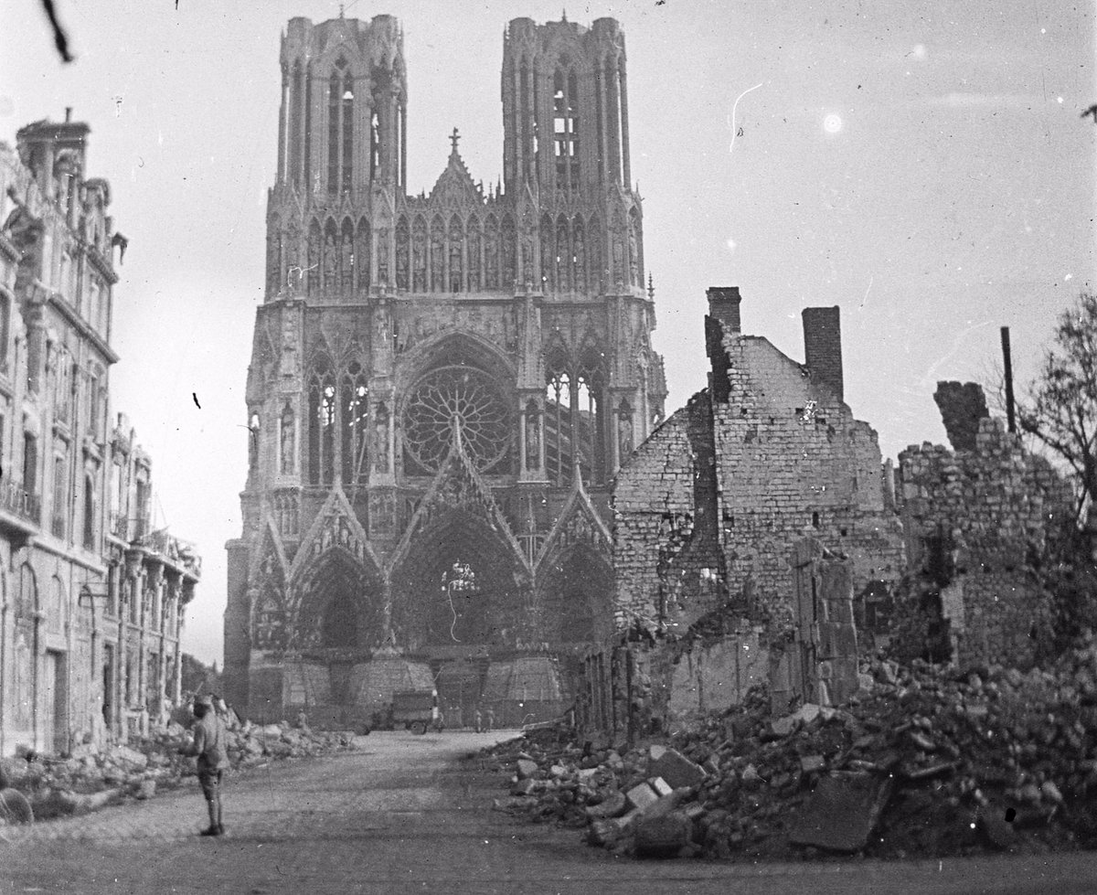 TimothyByatt's tweet photo. When you broaden the radius away from Paris there are other less visited masterpieces such as Rouen, Amiens, Bayeux, Quimper &amp; Le Mans. These books from 1913 didn't know of the damage about to be inflicted to Reims during WW1, but it's heartening to know so many have survived. /2 https://t.co/7bzycC5YYX