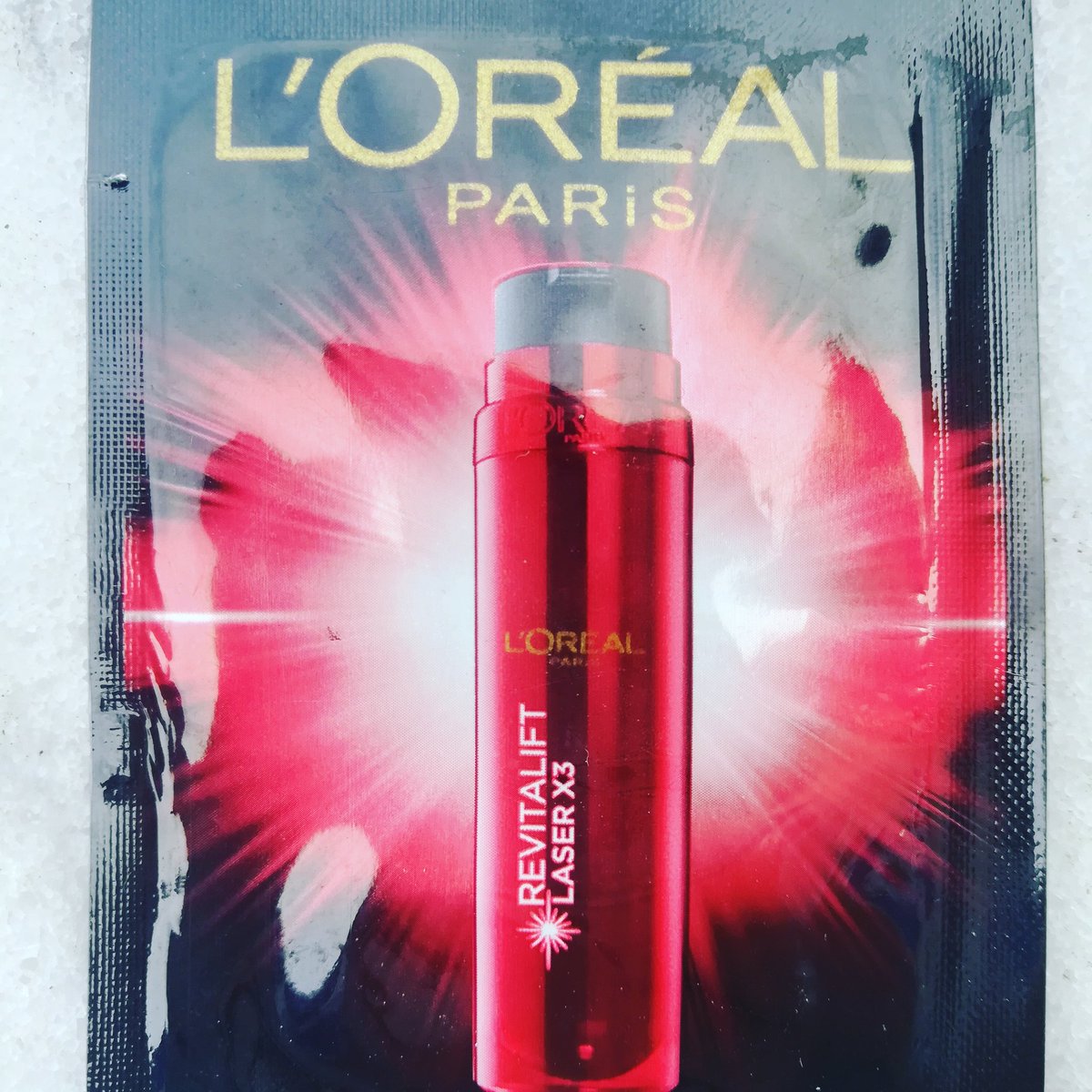 IsaLebeault's tweet photo. Merci @lorealskin  pour cette gentille attention 😘 Soin revitalift laser3  Sa couleur orangée et son parfum subtil sont parfaits avant le make up de la journée . La peau est hydratée, reboustée , ravie de cette découverte.😊 Merci encore. 
#soinbeaute #soinsvisage #revitalift https://t.co/mntNoYaYF5