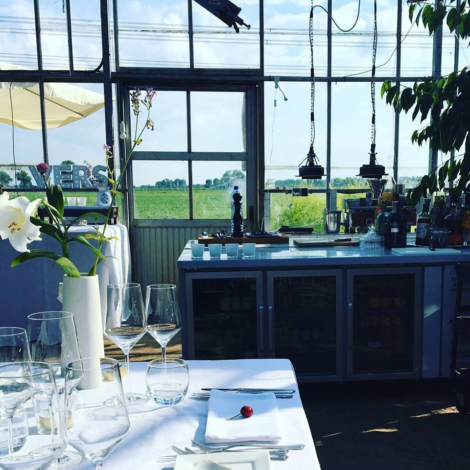 PopstoresNL's tweet photo. Yes! Je kunt weer eten in de kersenkas van Vers Hoeksche Waard. Het #popuprestaurant is weer helemaal klaar voor een mooi seizoen. Je kunt deze maand al elke zaterdag en zondag terecht voor een lunch. 

https://t.co/oJhHkuRMGU #hoekschewaad #popup #kersen https://t.co/ZMXLlkzIPl
