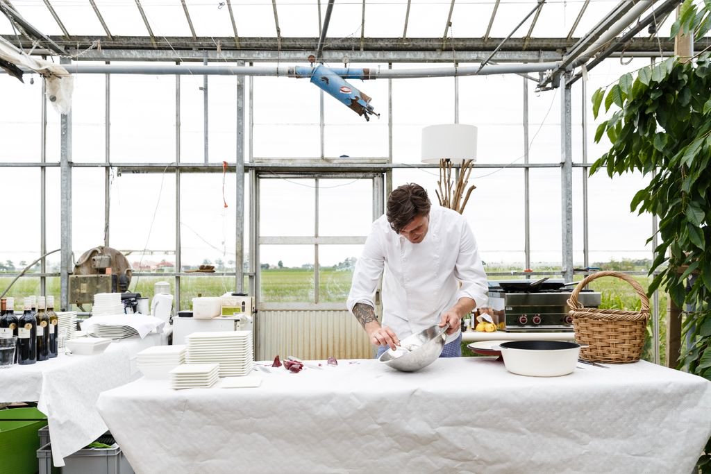 PopstoresNL's tweet photo. Yes! Je kunt weer eten in de kersenkas van Vers Hoeksche Waard. Het #popuprestaurant is weer helemaal klaar voor een mooi seizoen. Je kunt deze maand al elke zaterdag en zondag terecht voor een lunch. 

https://t.co/oJhHkuRMGU #hoekschewaad #popup #kersen https://t.co/ZMXLlkzIPl