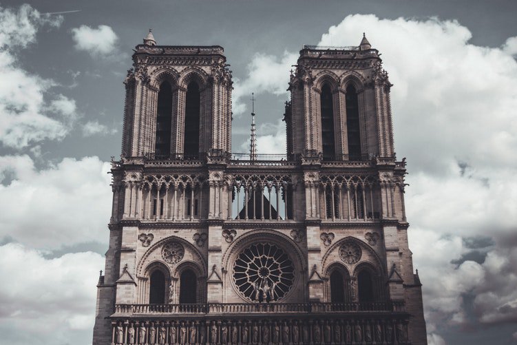 les_compagnons's tweet photo. Nous sommes terriblement attristés par ce drame qui touche un si grand chef d’œuvre, #NotreDame, qui a nécessité tant de travail de la part de couvreurs, charpentiers, tailleurs de pierre, etc. 
Remercions particulièrement nos @PompiersParis et unissons-nous pour la reconstruire. https://t.co/d7DE53Osvr