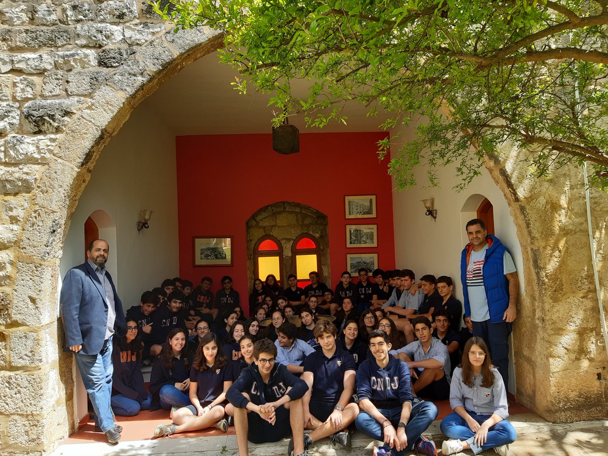 EmbEspanaLibano's tweet photo. Mme Joumana Ferré, épouse de S.E. M. José María Ferré, Ambassadeur d’Espagne, a eu le plaisir de recevoir au #PalaisChehab, joyau du patrimoine libanais et résidence des Ambassadeurs d’Espagne depuis 1959, les classes de 3ème du Collège Notre-Dame de #Jamhour. 👩🏫🇪🇸 https://t.co/teffdQWWrX
