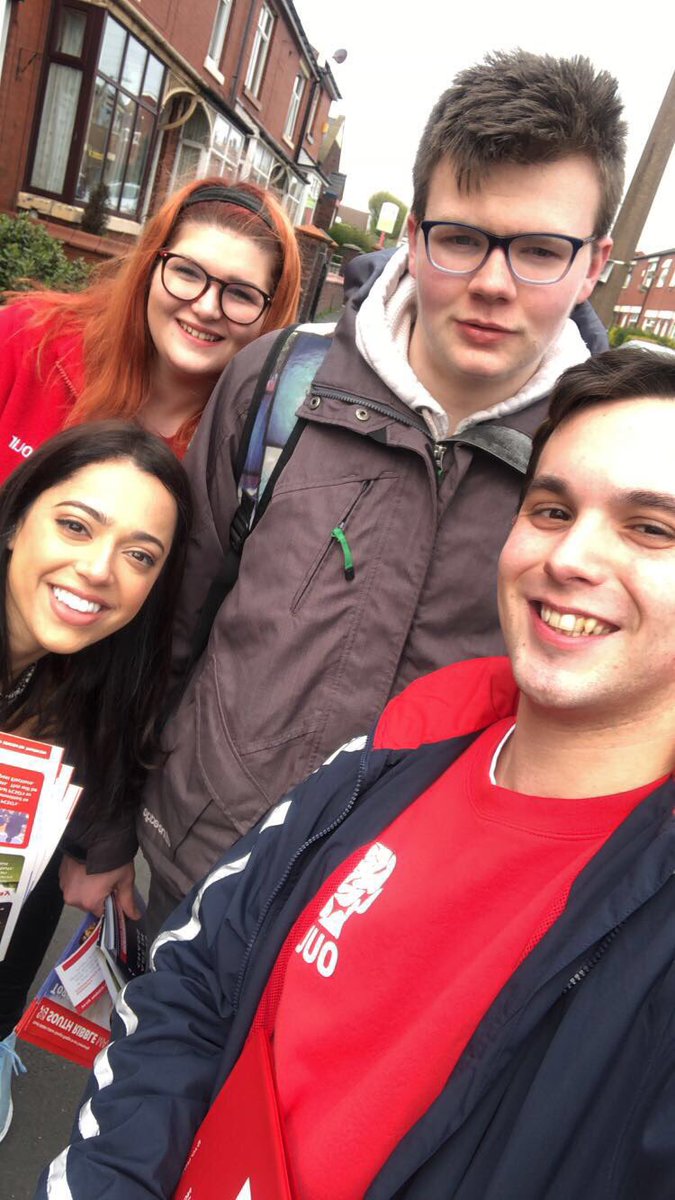 chorleyyounglab's tweet photo. Out on the #LabourDoorstep in South Ribble with members from Hyndburn and Wigan. Did we mention that we met Jeremy Corbyn? @SouthRibbleLab @ChorleyLabour https://t.co/KgngnJFKE6