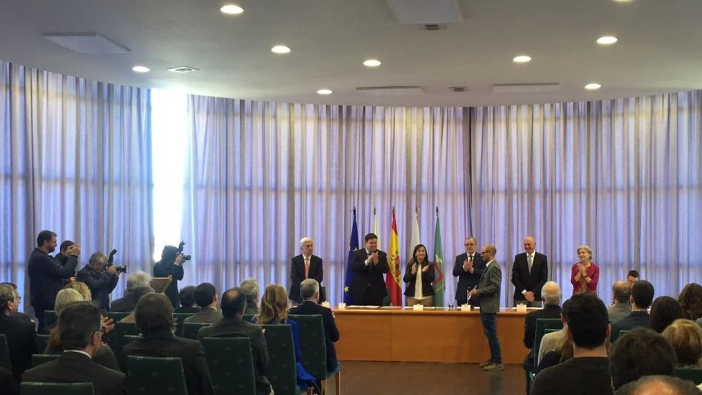SantanderMeteo's tweet photo. Nuestro compañero @RodrigoManzanas recibiendo esta mañana el premio de investigación 'Juan María Parés' del consejo social de la @unican. ¡Enhorabuena! https://t.co/OuPUKsATWM