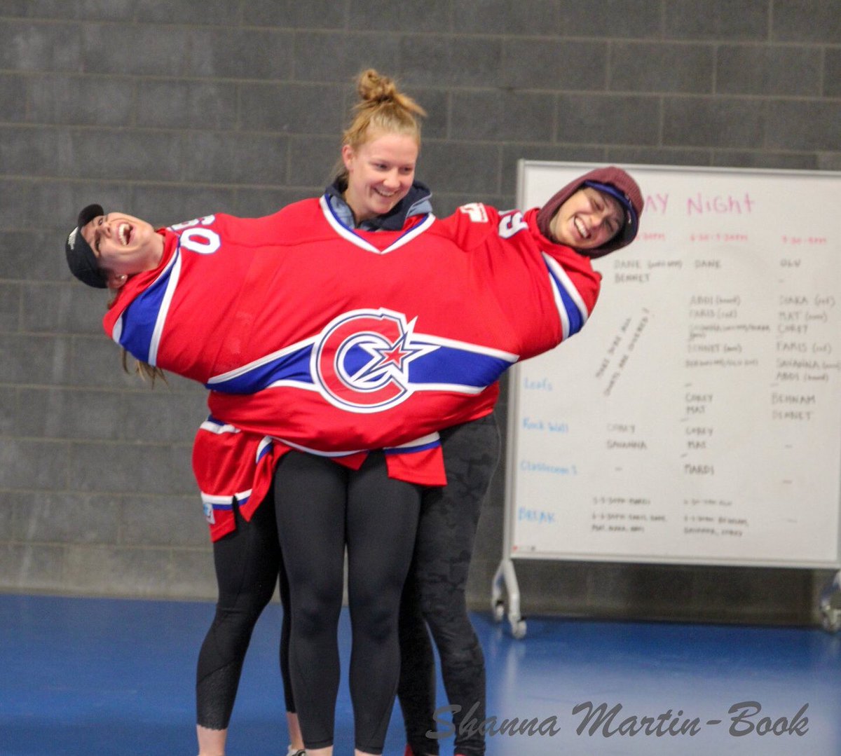 Combien de #Fabs sont capables de partager le même jersey? / How many #Fabs are able to fit in one jersey? 😊💡

#PenséesDuMardi #TuesdayThoughts