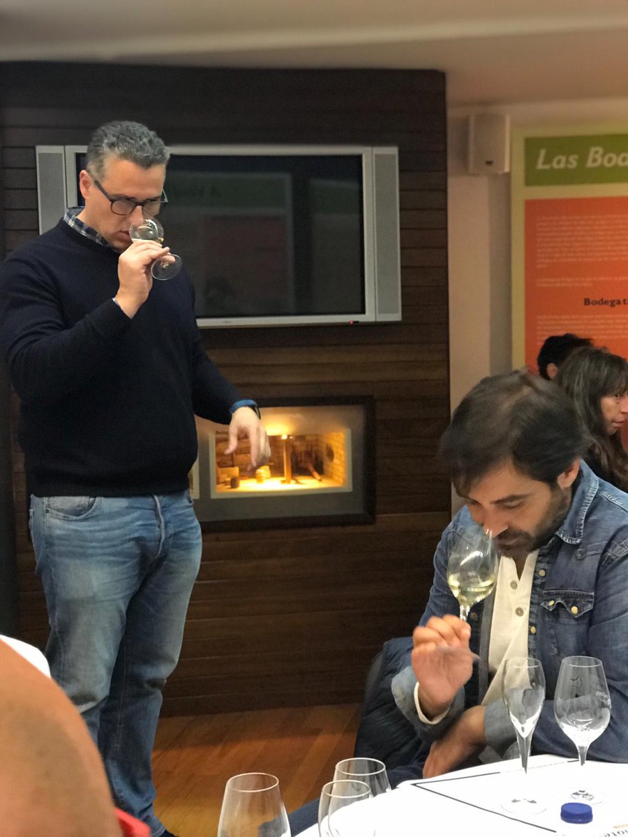 BodMartinCodax's tweet photo. Hoy nuestro enólogo Juan Posada ha impartido una cata en el #MuseodelVino de Cambados. Hemos participado en “Apaixónate! Polo viño”, un ciclo de catas comentadas en el que nuestra bodega se ha decantado por #MartínCódax. #EsenciaMartínCódax #FillodoAtlántico https://t.co/teop3ZOYT1