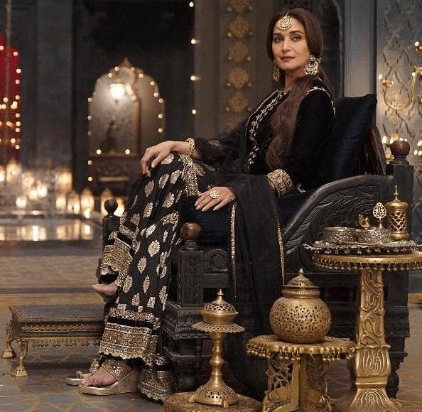UniversalFashi2's tweet photo. Needless to say about the amazing acting and dancing skills of evergreen beauty @MadhuriDixit
This #BaaharBegum mesmerises the audience with her classic looks in #Kalank. Have a look!
https://t.co/sGO3pcFqSu
#kalankreview #KalankTrailer #MadhuriDixit #fashion #fashionista https://t.co/3qw5nDfogC