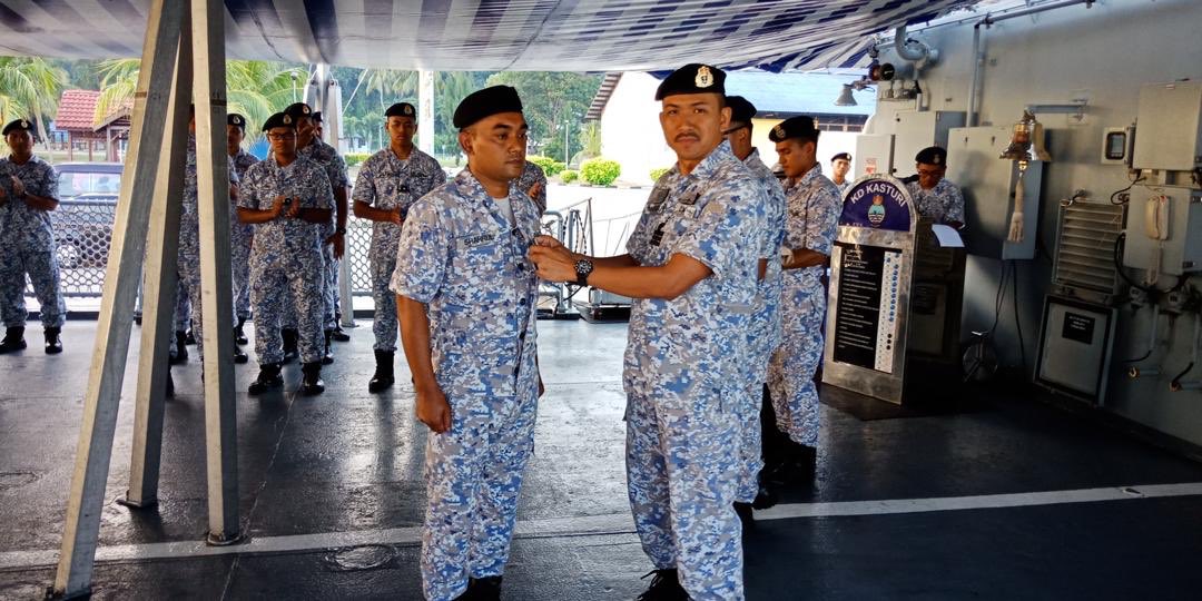 kdkasturi25's tweet photo. Successfully conducted promotion ceremony together with birthday and farewell of crews at Naval Region One.

#navypride
#navypeople
#Teamwork https://t.co/8mTxsvGgJy