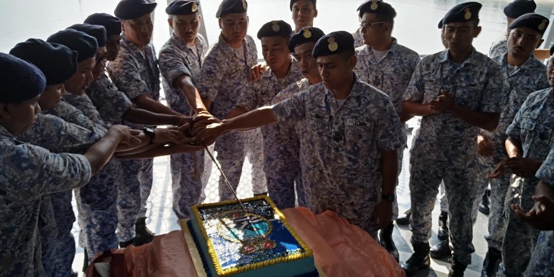 kdkasturi25's tweet photo. Successfully conducted promotion ceremony together with birthday and farewell of crews at Naval Region One.

#navypride
#navypeople
#Teamwork https://t.co/8mTxsvGgJy