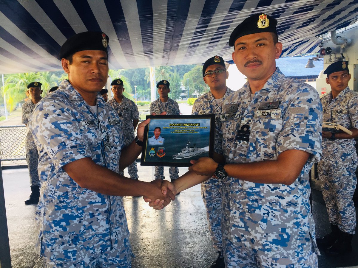 kdkasturi25's tweet photo. Successfully conducted promotion ceremony together with birthday and farewell of crews at Naval Region One.

#navypride
#navypeople
#Teamwork https://t.co/8mTxsvGgJy