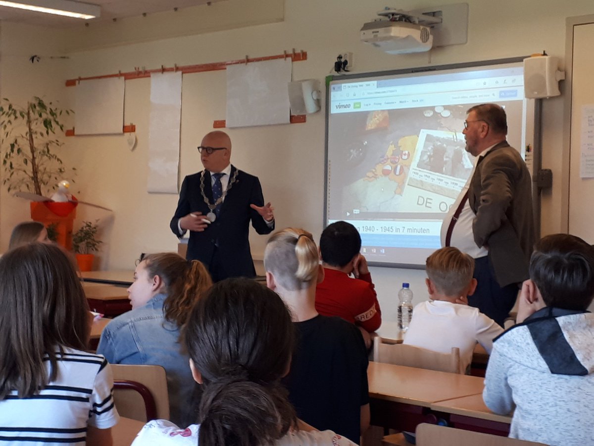 obsPortland's tweet image. De burgemeester en het 4 mei comité vertelt in groep 8 over de 2e wereldoorlog in @ALBRANDSWAARDzh #4meiherdenken #burgerschap #vrijheid