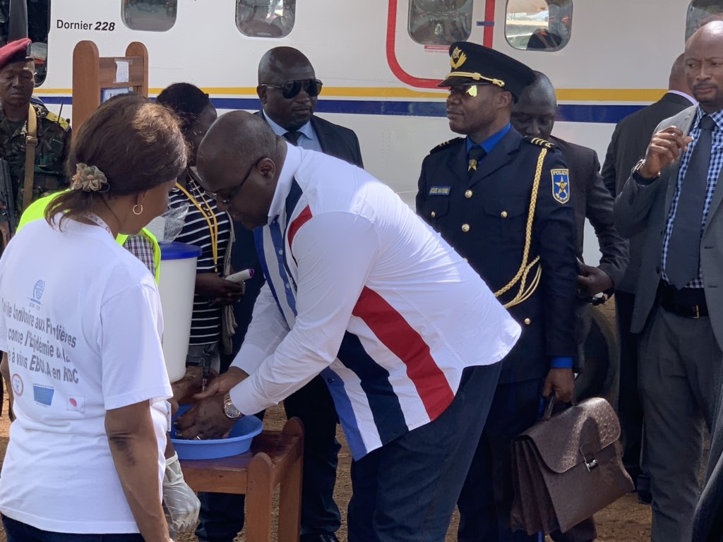 Presidence_RDC's tweet photo. #RDC le Chef de l’Etat vient d’arriver à #Beni ce mardi 16 avril 2019. Comme tout le monde il s’est plié à la prise de température et aux lavages des mains. #MesuresPrécautions https://t.co/5n50rWGHhM