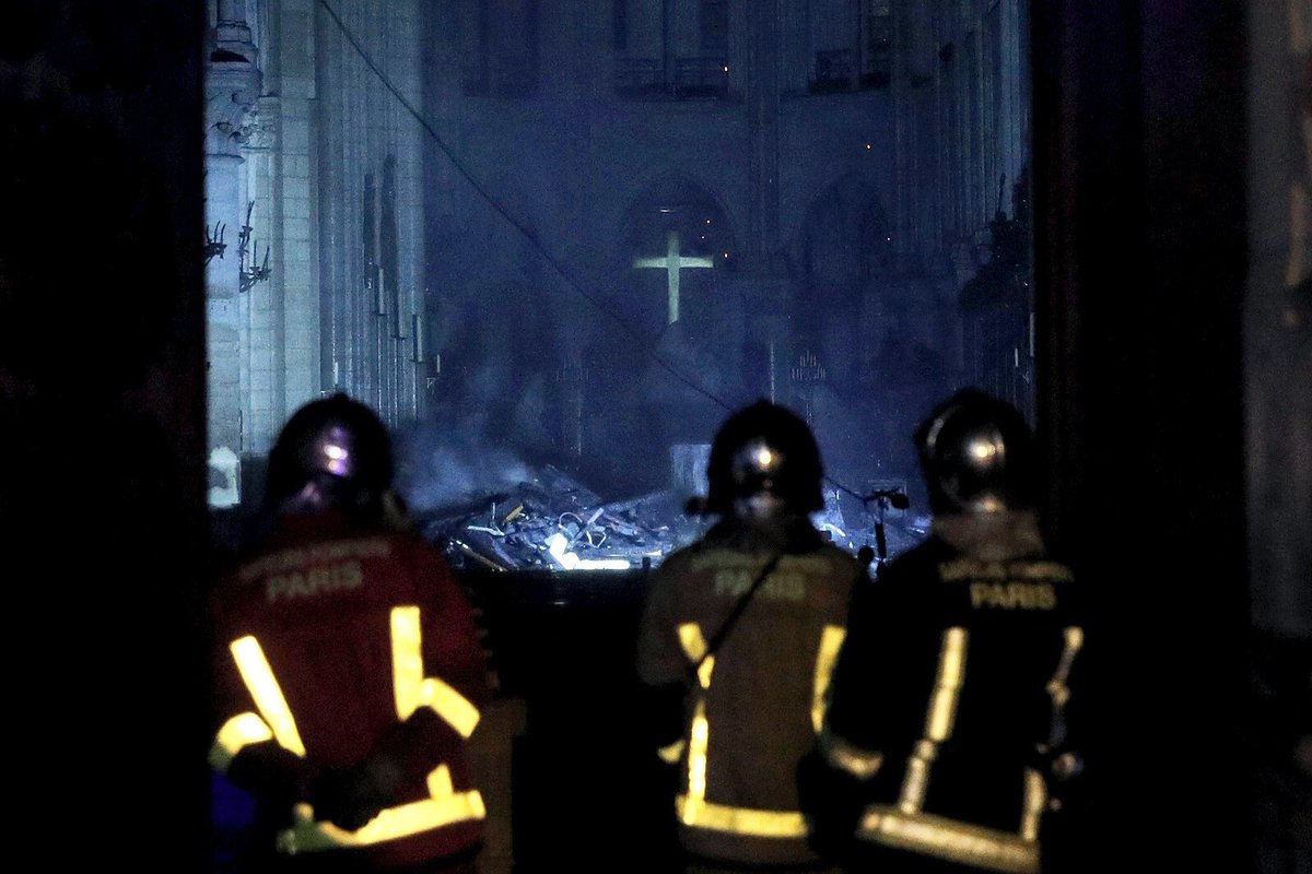 pjuliocesarsdb's tweet image. ¡#MuyBuenMartes! Tomo esta foto, la mejor imagen para mí de lo acontecido y que muchos sentimos... En estos días, volvemos a contemplar la cruz, como signo de esperanza y vida aún la muerte y el dolor... Vivimos tiempos en que parece destruido, pero la cruz está... ¡#Bendiciones!