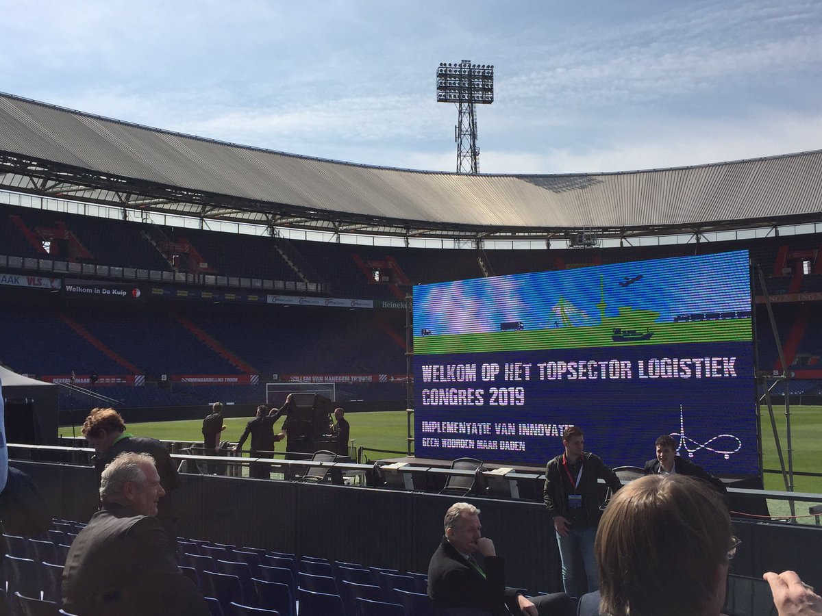 CTdeventer's tweet photo. Vandaag zijn we bij @TSLogistiek in het @Feyenoord Stadion. Modal shift, overgang transport van weg naar water is een belangrijk onderwerp. Dit kunt u samen met ons realiseren in de port of #Deventer @RvVerseveld is namens ons aanwezig. https://t.co/bbmro61SEv