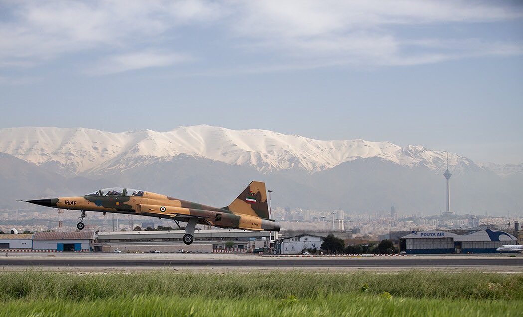 Iran_NewsRoom's tweet image. Home-grown #fighter #jet dubbed #Kosar, made its first training #airshow flight over skies of Tehran.

Kosar is equipped with 4th generation of avionics systems &amp;amp; it can carry various kinds of missiles &amp;amp;bombs that R designed &amp;amp; manufactured domestically:

#Iran's Defense Ministry.