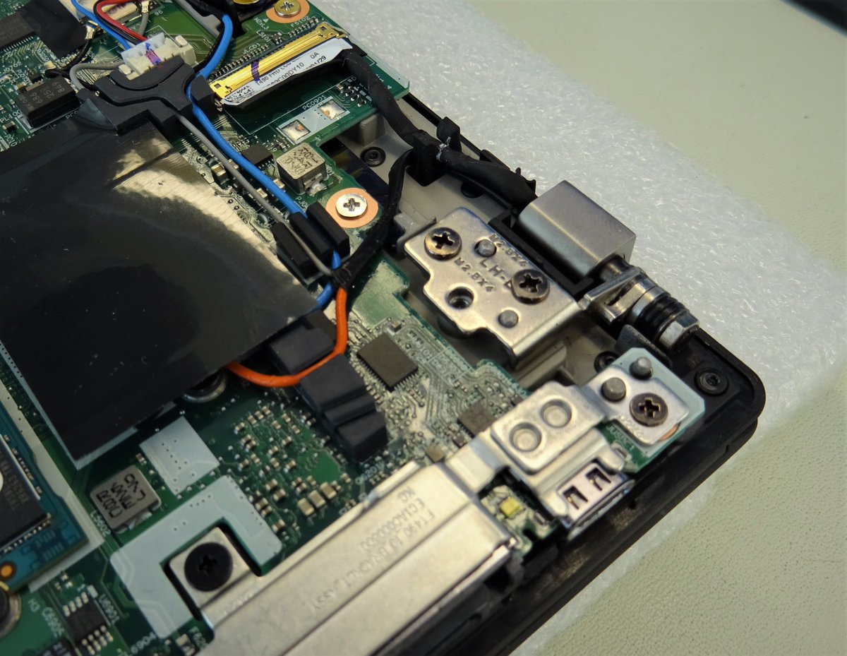 campuspointde's tweet photo. In unserer Technik gleich ein #T490 ausgepackt und für euch ein paar Fotos gemacht!
https://t.co/WHT4SXmWbE https://t.co/A8ZbXeTsIo