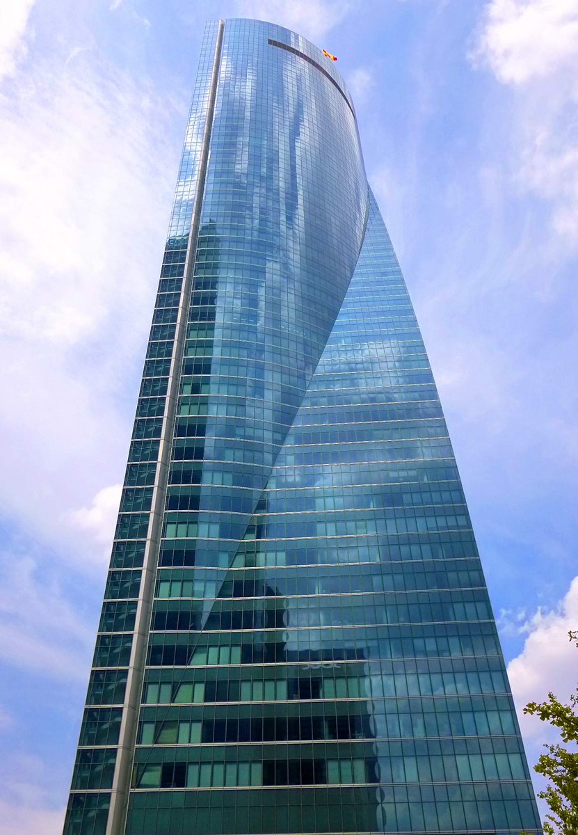 policia's tweet photo. ACTUALIZACIÓN TORRE ESPACIO:
Tras recibirse una amenaza de bomba, se activó el protocolo de seguridad. Finalmente se ha podido determinar que la amenaza era falsa

Se está procediendo al realojo del edificio. Todo vuelve a la normalidad.
@policia investiga el origen de la llamada https://t.co/pXBB8NnaLM