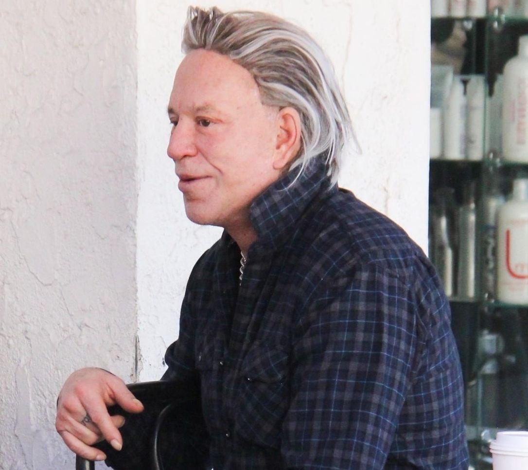 LinguomuertoM's tweet photo. ¡¡¡Nuevo reto viral entre los famosos!!!: Convertirse en su propia figura de cera andante.El primero ha sido Mickey rourke ,¿ WHo's next? #MickeyRourke #museodecera #Memes #figuradecera https://t.co/9yeQo8Mm5C