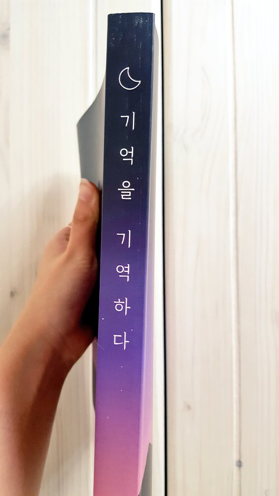 star_bang_0613's tweet photo. @remember_book_  택배가 왔네요 ㅠㅠ 표지도 정말 영롱하고 날개도 달려있어서 너무 편해요 !! 내용도 너무 좋고 이렇게 책 내주셔서 정말 감사합니다 흑흑 포카랑 책갈피, 투명슬로건도 있어요 예쁩니다 예뻐요 최곱니다 최고에요 #ㄱ하다_후기 https://t.co/7EqQgQNMlC