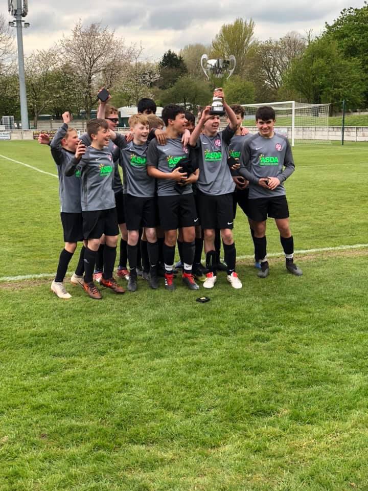 WilmslowSports's tweet photo. A huge congratulations to brad and his U14 Puma’s. A hard fought victory against Boothstown in the final of the Timperley Cup this weekend. 2-1 to the Puma’s. The club are very proud of these boys ⚫️🔴⚽️ https://t.co/yAHTDjkYPO