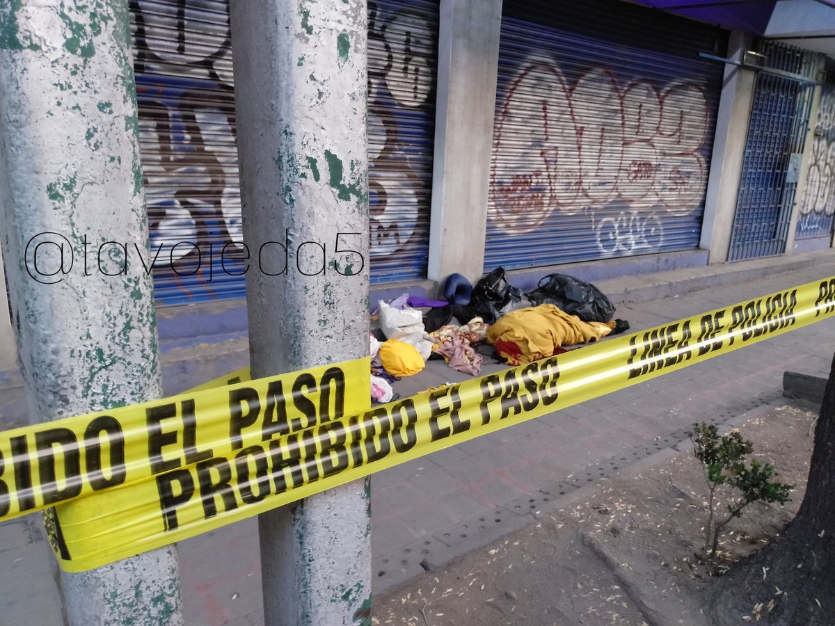 tavojeda5's tweet photo. Un hombre en situación vulnerable amanece sin vida sobre la banqueta y afuera de un negocio de Bucareli y calle Barcelona en la Col. Juárez de la @AlcCuauhtemocMx. Aún Acordonado en espera de los servicios periciales para el traslado del cuerpo. @RedVialRC https://t.co/Djvh1p7X0i