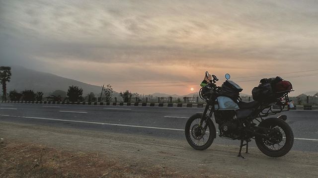 abijithmrao's tweet photo. Chasing the sun
.
.
.
#trailbug #travel #motorcycles #andhra #instamoto #royalenfield #himalayan https://t.co/CHzi622q6c https://t.co/Bmfowvir59