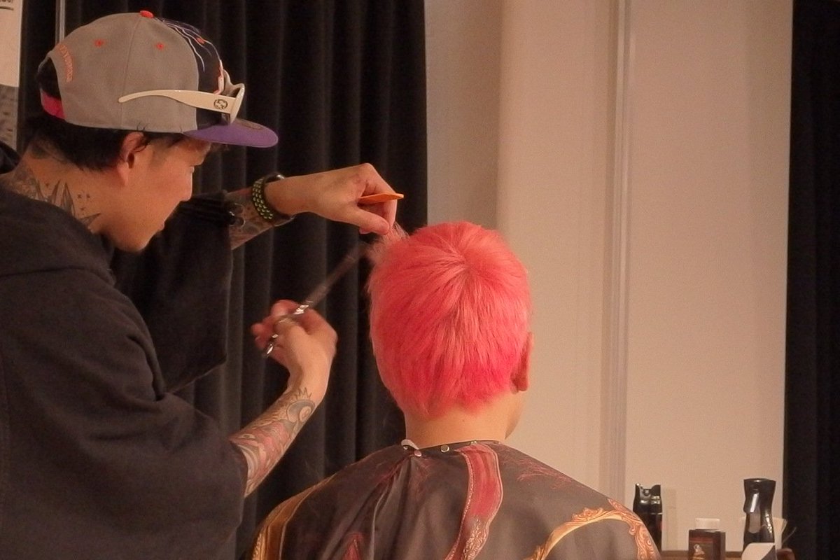 KinstTu's tweet photo. B/B Talks カットライブ
大阪梅田のGOGO Hairさん
２ブロックウルフスタイル
前髪はクロップ　横をフェード
個性的なのは、梅田スタイル
話が魅力的でした
#bbtalks #gogohair #カットライブ #lhsg https://t.co/iXYhljNCDV