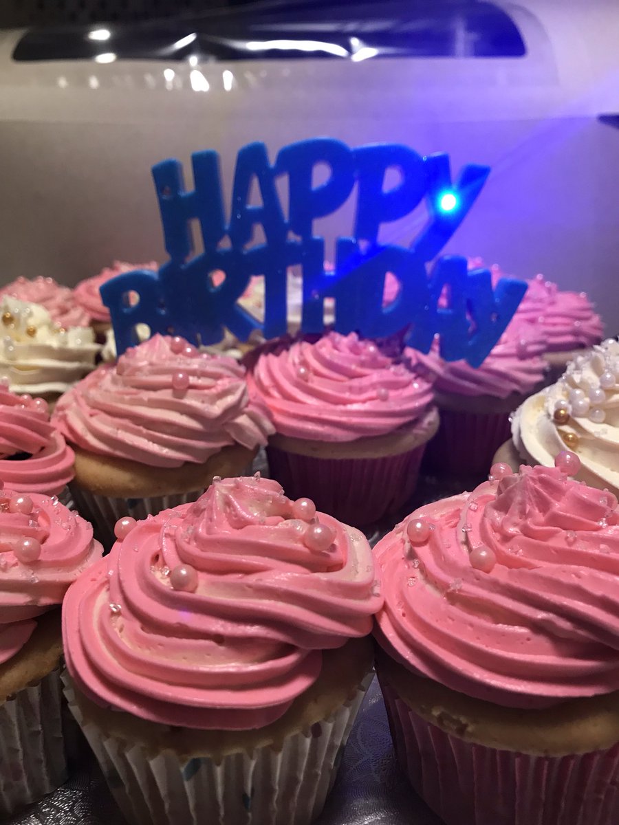 Are you looking for a pull apart cake? It’s easy to serve and great for kids ! #cakesbysarahlynn