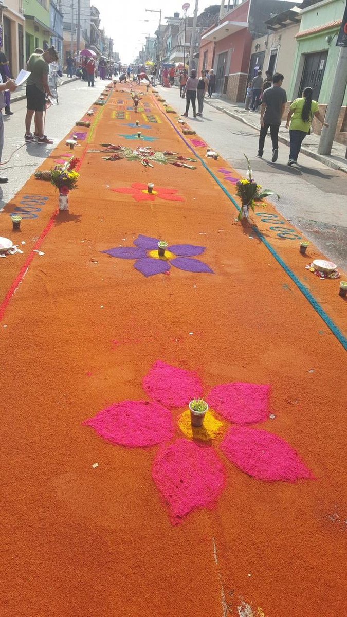 muniguate's tweet photo. Por 7o. año consecutivo se realizó la calificación de alfombras en el #BarrioModerno durante el "Cortejo Procesional de la Consagrada Imagen de Jesús Nazareno de las Tres Potencias" de la Parroquia de la Santa Cruz del Milagro. 

#GuatemalaValeLaPena #SemanaSantaGT https://t.co/LgGOH2fKql