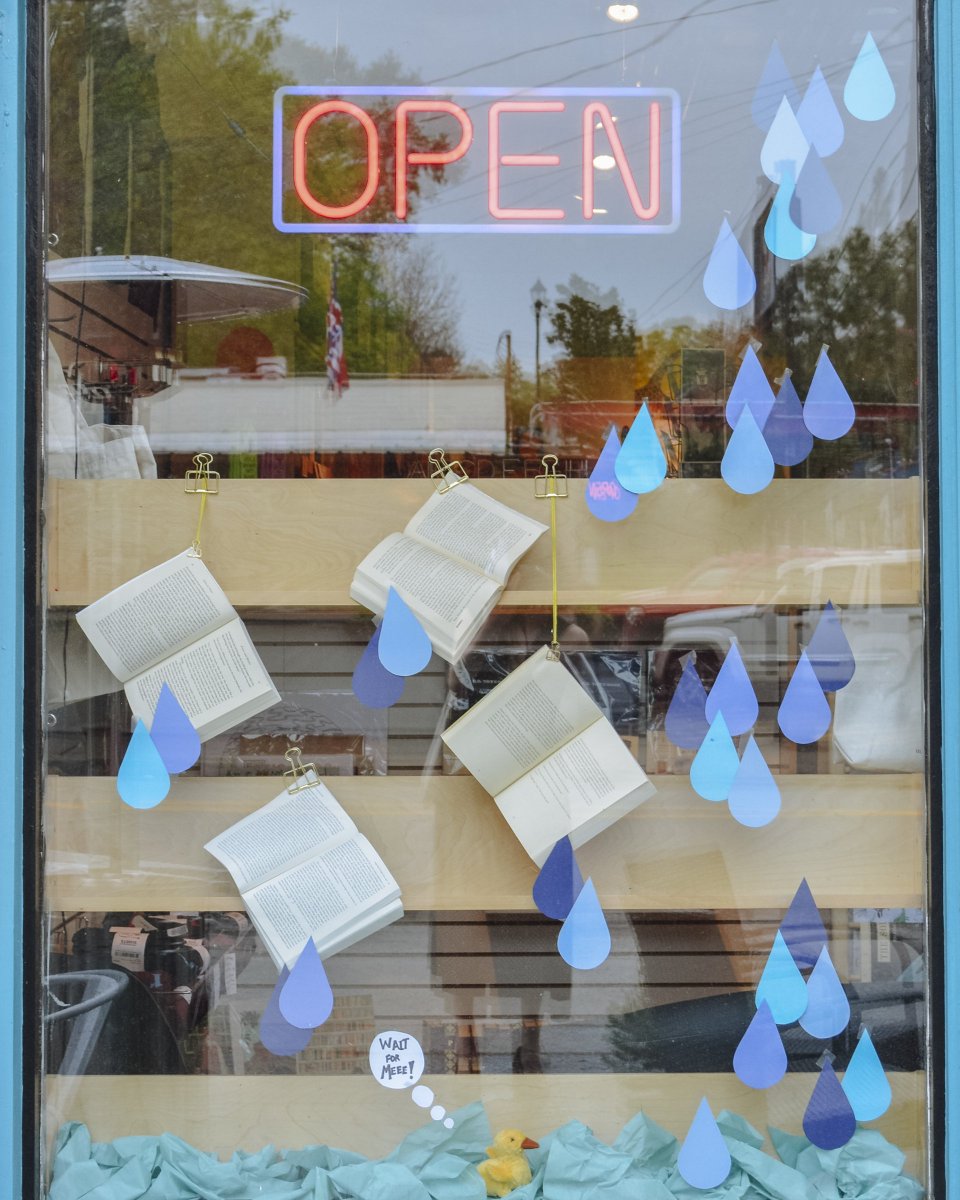 AvidBookshop's tweet image. April showers bring May flowers! @SIndies #displaywindow #bookshopwindow