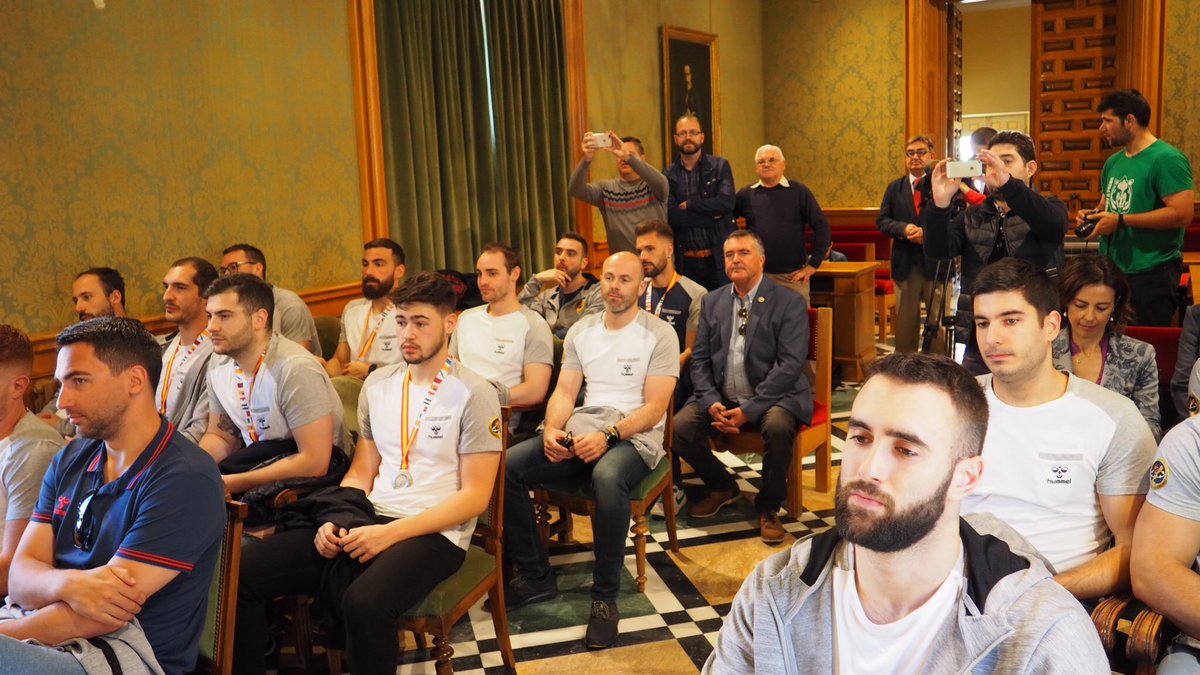 El primer edil @2015Mariscal acompañado se parte de su equipo de gobierno y de representantes de otras instituciones, ha recibido esta mañana al <a href="/BMCdadEncantada/">REBI Balonmano Cuenca 🌪️</a> para darle la enhorabuena por los grandes resultados obtenidos