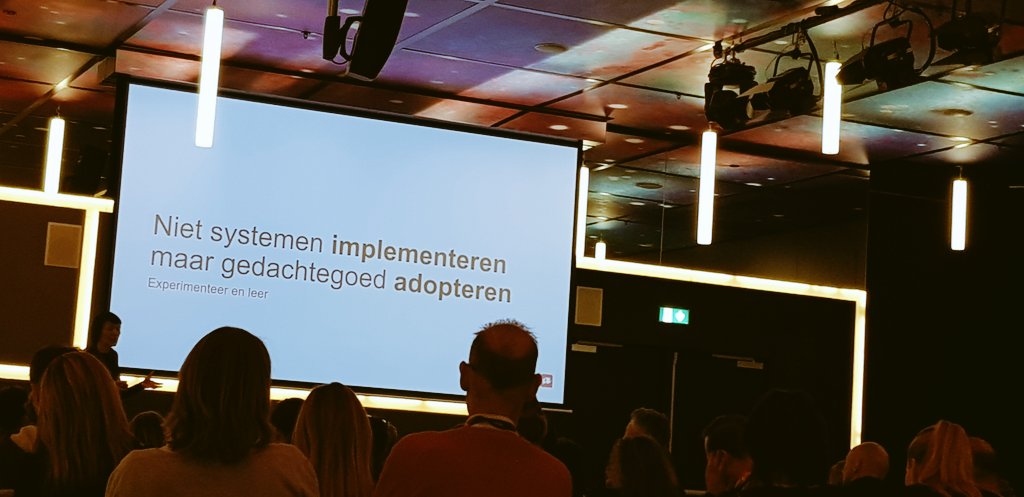 Halstrup's tweet photo. #DWE19 Van #systeem naar #student . Optimized Student experience #cx #sx  #public #hogeschool #Rotterdam #Hochschule #Universität #DWE19 "Stop Met denken in systemen!" Student centric approach! https://t.co/4ALxhz1f8I