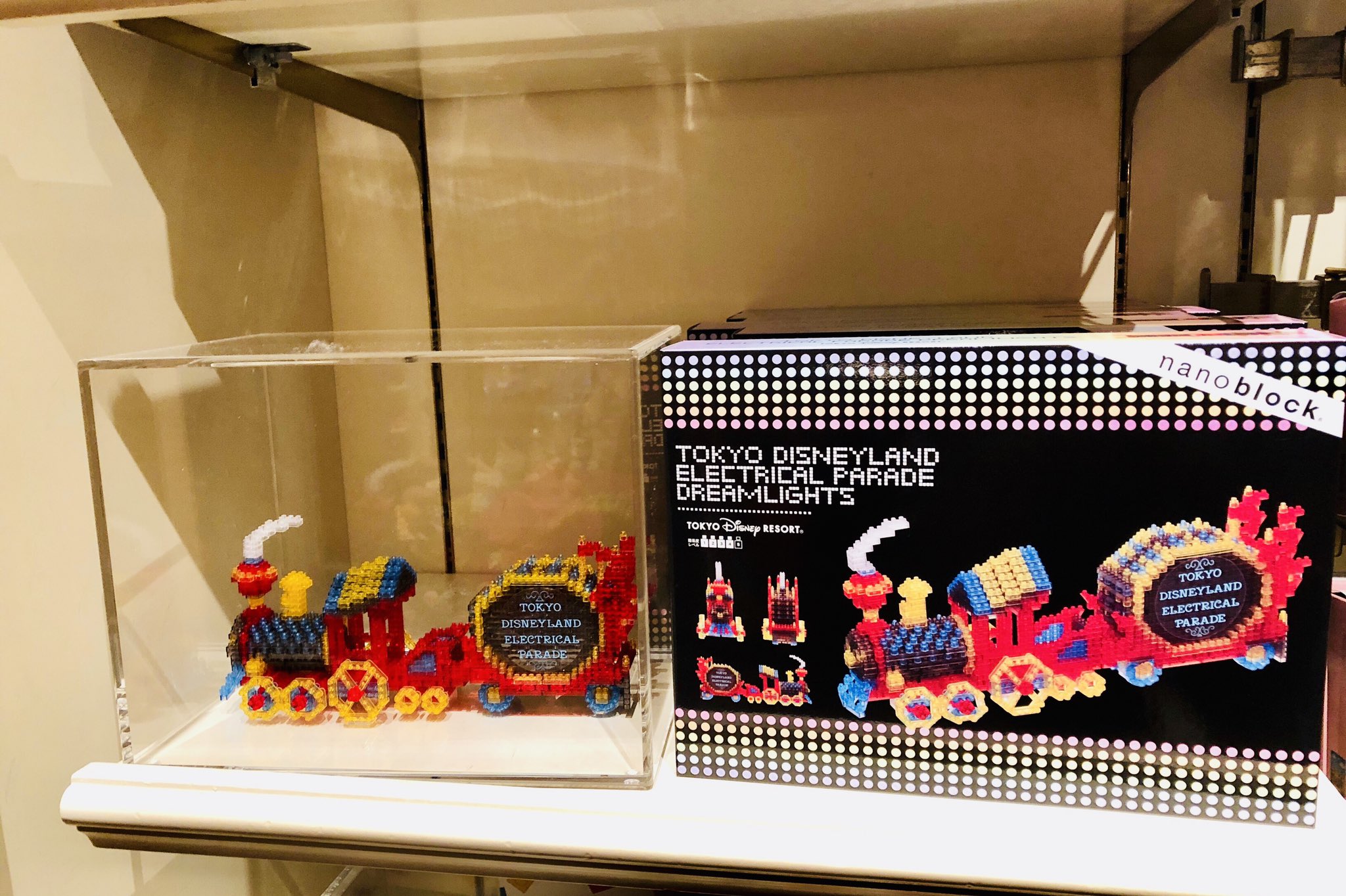 ハワイアンディズニー グッズ ディズニーランド エレクトリカルパレード ドリームライツのナノブロック 本日新発売 お 値段 4 800円 購入代行をご希望の方はお気軽にお問い合わせください エレクトリカルパレード ナノブロック