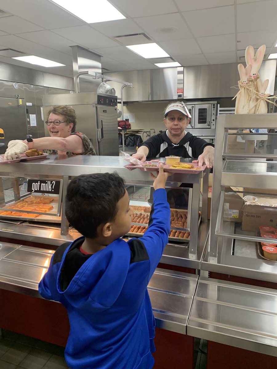 TriadSupt's tweet photo. Triad 3rd graders eating breakfast before they take day #1 of their ELA test. #soooready #weWILLrockthis https://t.co/kGD58Rj9ac