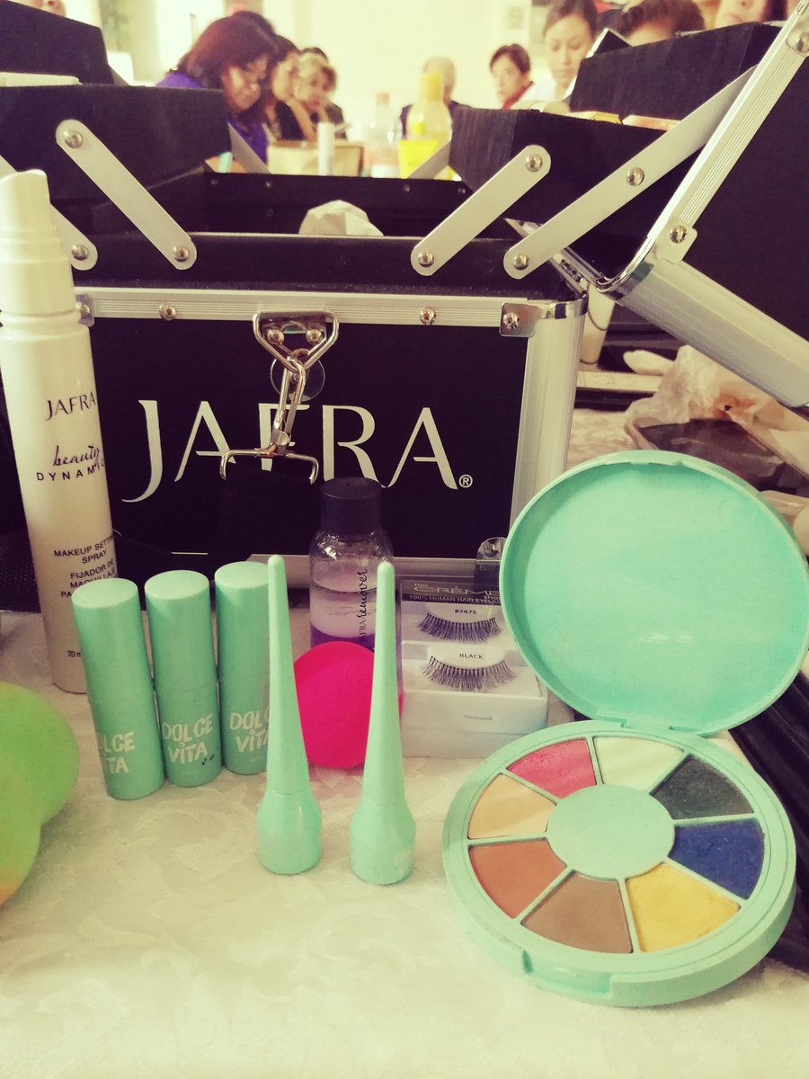 claret1080's tweet photo. Curso de maquillaje #asitrabajamos 💁♀️#conturing #jafra #JafraMéxico 🇲🇽 #yosoyjafra ❤️ @claret1080 @jaframexico @soloangysoy https://t.co/z8Kf34YCYg