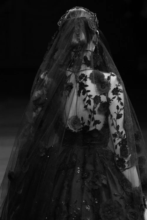 美しい…真っ黒のウエディングドレスが息を呑む美しさ
