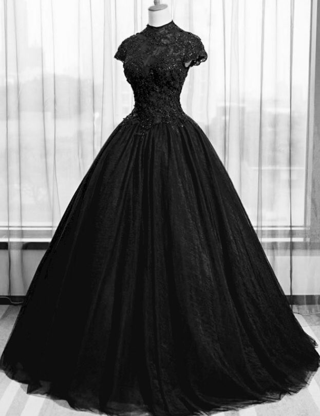 美しい 真っ黒のウエディングドレスが息を呑む美しさ 話題の画像プラス