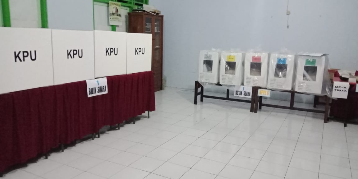 banjardawadesa's tweet photo. Persiapan malam ini di TPS (012 TPQ Al Ikhlas Perum) dan (014 SD Banjardawa 01) #PilpresDamai #JanganGolput https://t.co/AztONCqBVA